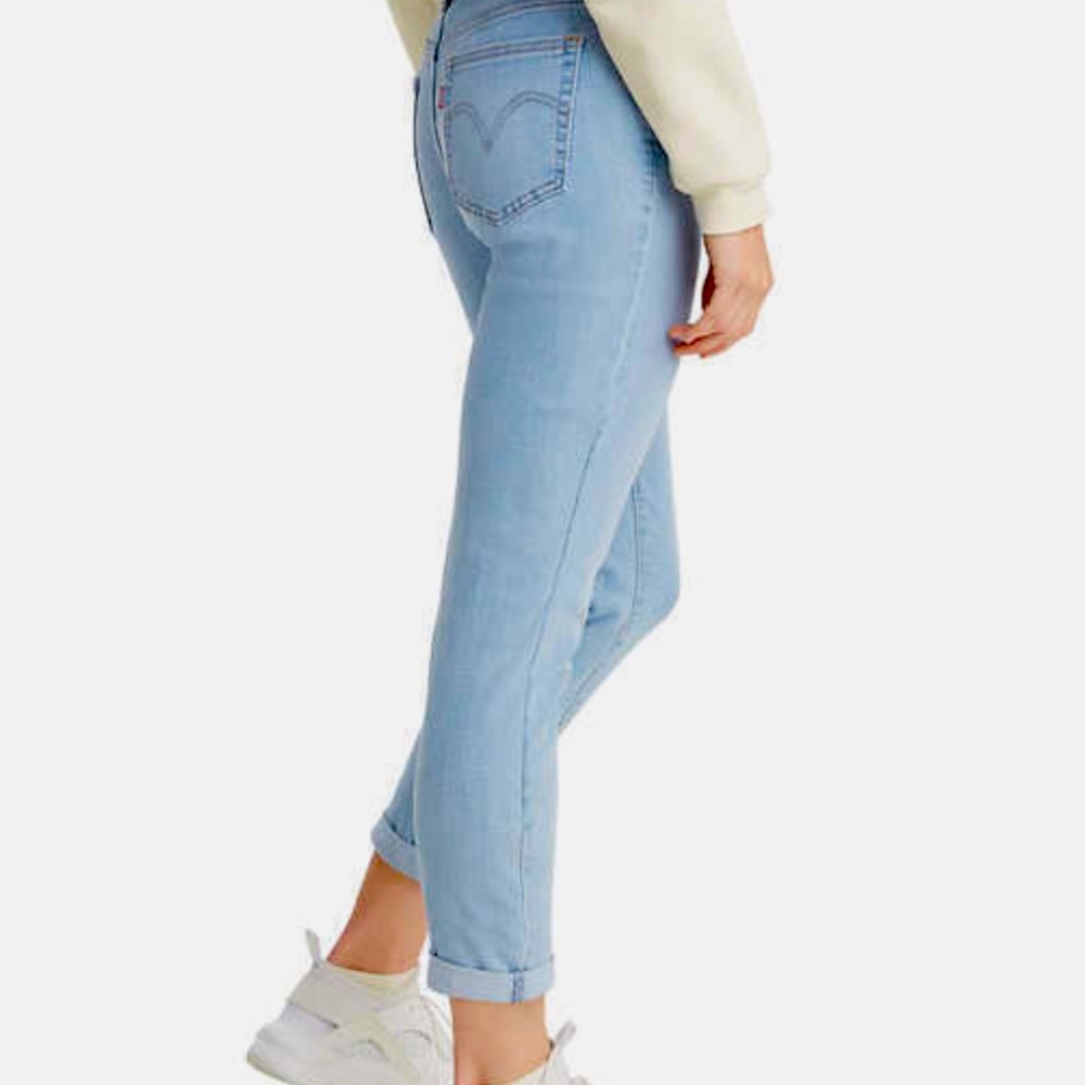 Women’s Levi boyfriend jeans